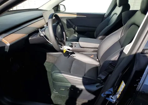 2025 Tesla Model Y z USA, uszkodzony, nr VIN 7SAYGDED7SF314012